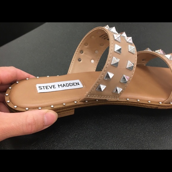 🤎Steve Maddens Nude Studded Slip on shoes 🤎 - Picture 5 of 9